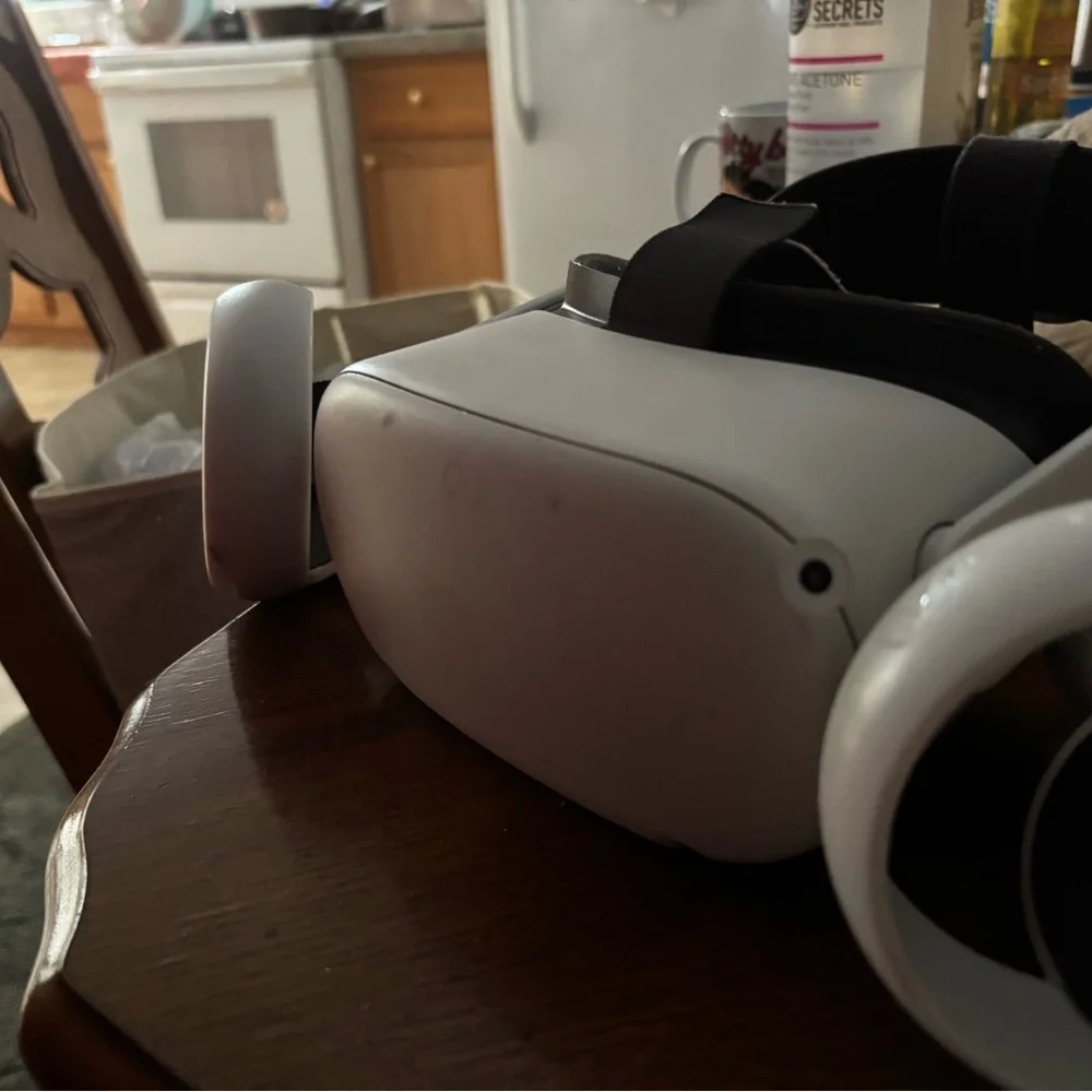 VR Headset - White meta quset 2